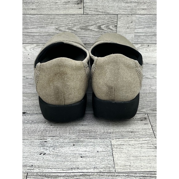 Clarks Cloudsteppers Beige Perforated Slip On Flats Women's Size 6 Comfort Shoes - Picture 4 of 10
